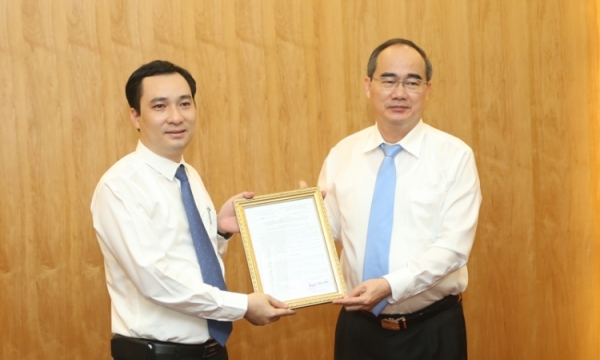 Chủ tịch Nguyễn Thiện Nhân trao Quyết định bổ nhiệm Tổng biên tập Tạp chí Mặt trận